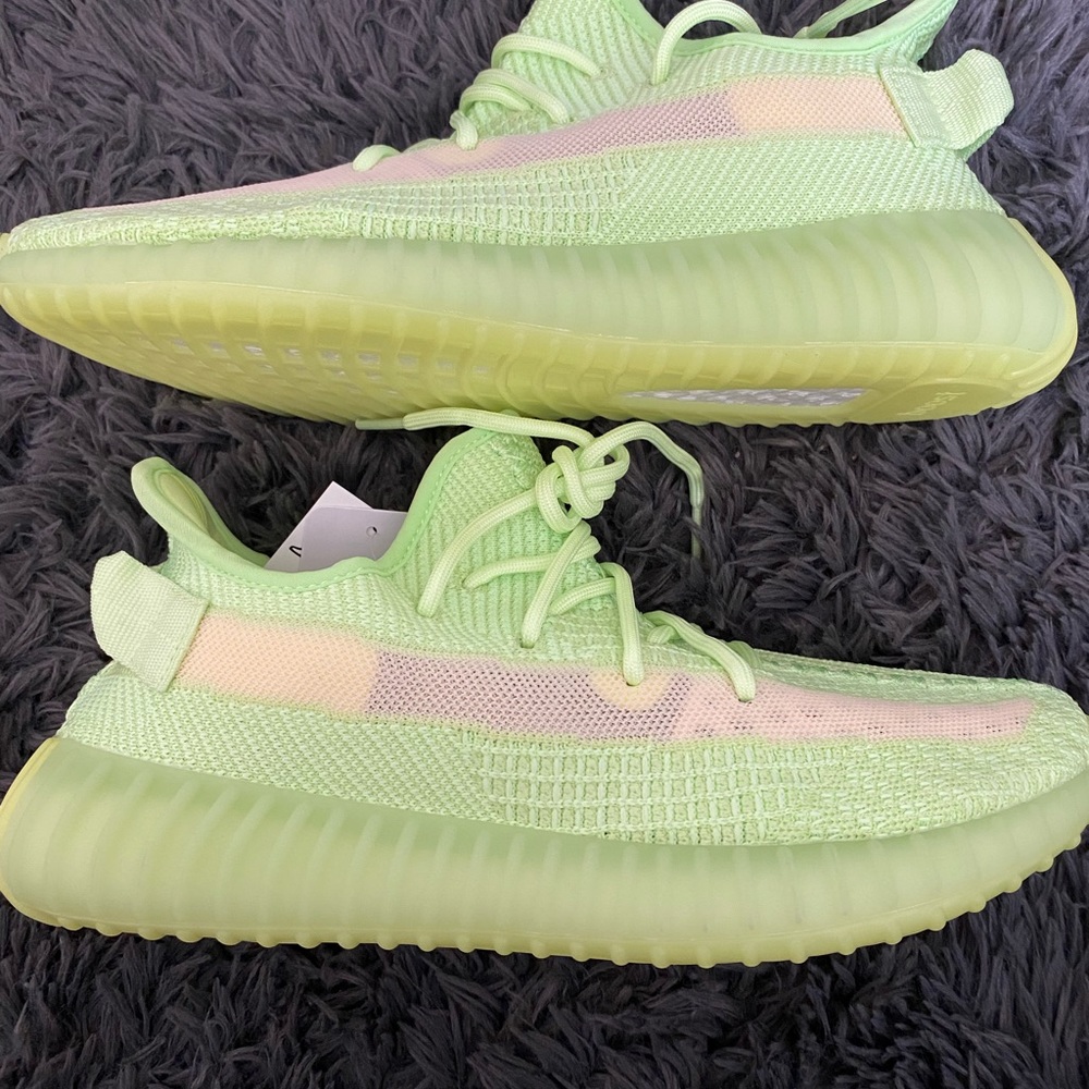 YEEZY 350 V2 - GLOW